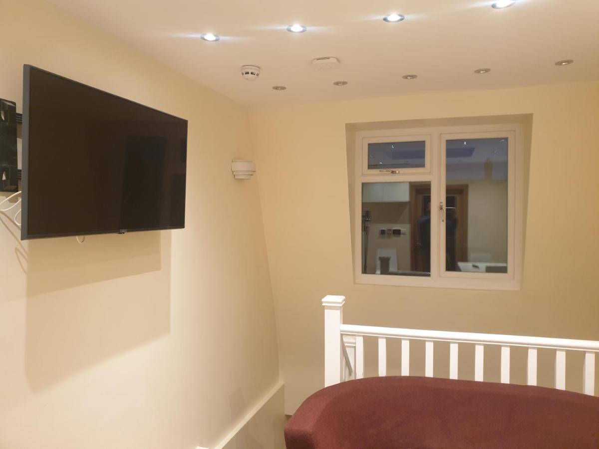 London Luxury 3 Bedroom 2 Bathrooms Flat 1 Min To Redbridge Station Free Parking & Wifi Wanstead Esterno foto