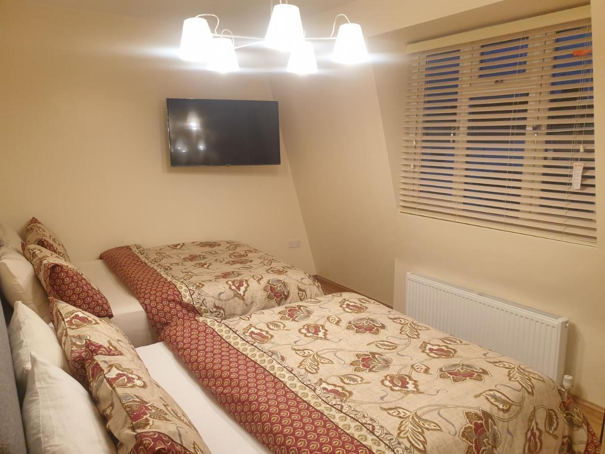 London Luxury 3 Bedroom 2 Bathrooms Flat 1 Min To Redbridge Station Free Parking & Wifi Wanstead Esterno foto