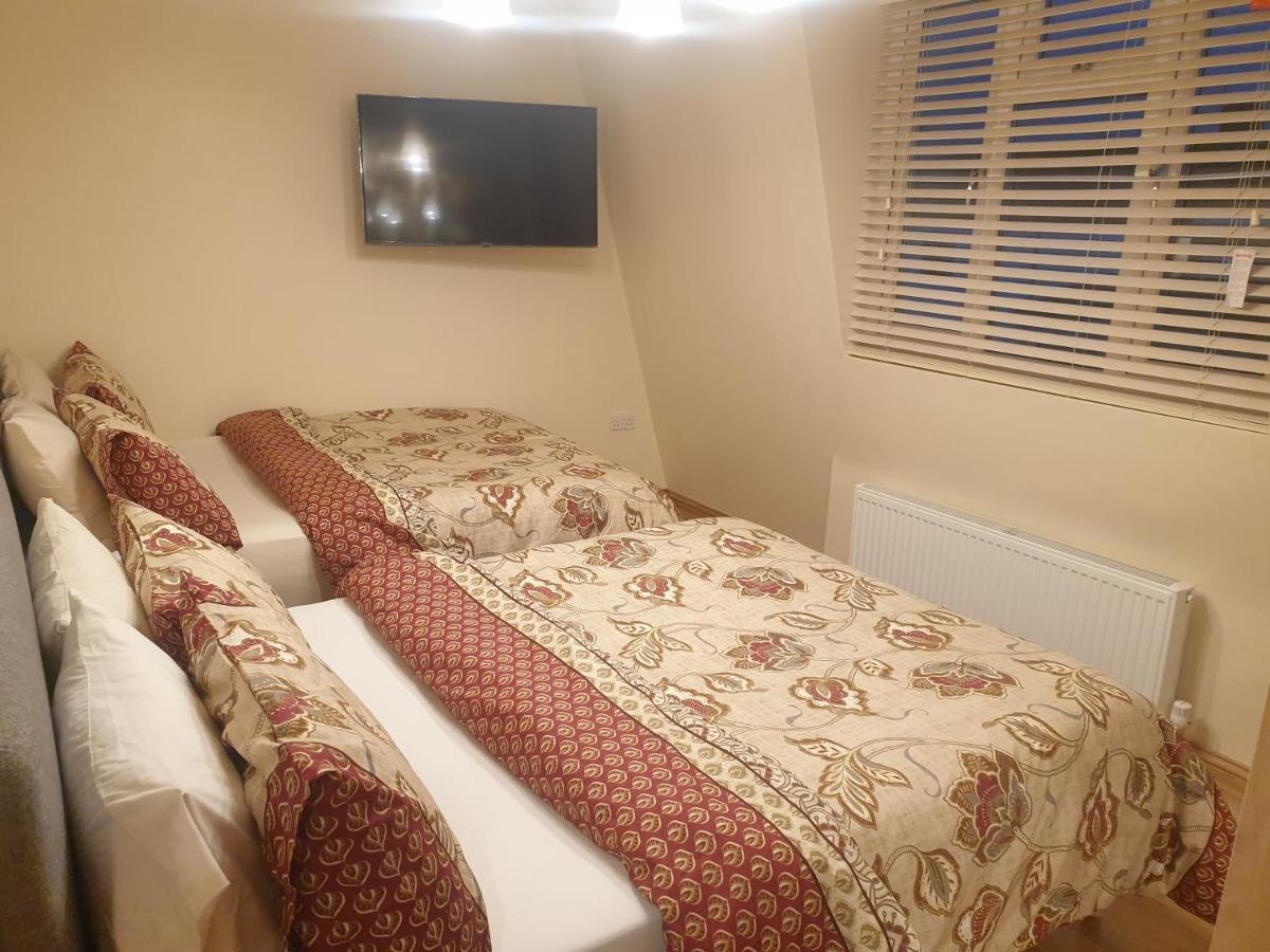 London Luxury 3 Bedroom 2 Bathrooms Flat 1 Min To Redbridge Station Free Parking & Wifi Wanstead Esterno foto